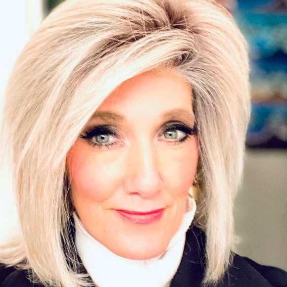 Stylish Raquel Welch Big Time with bangs
1923SS platinum blonde dark roots - Picture 2 of 7